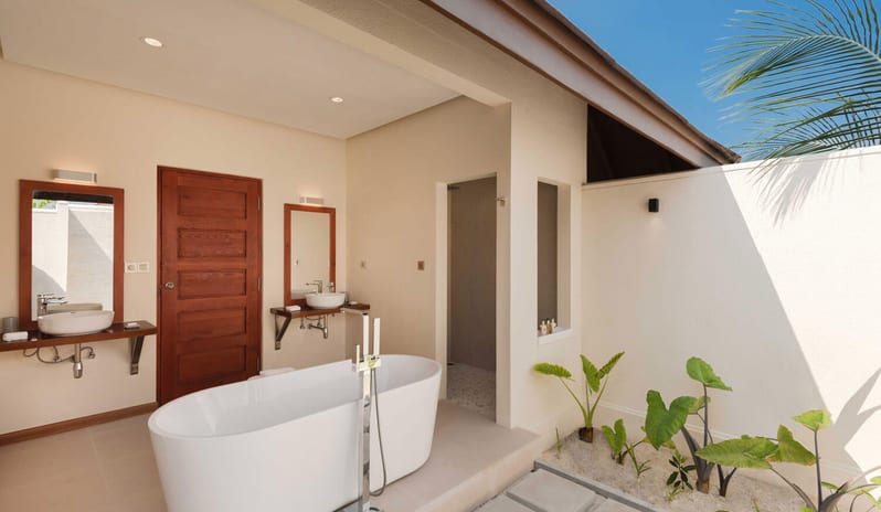BEACH VILLA WITH POOL BATHROOM